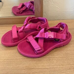 TEVA Women’s Hurricane Verge Outdoor Sandal- Pink womens size 8.5, used, no box.